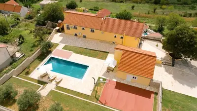 Bazen u objektu Villa Manda ili u blizini