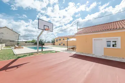 Zgrada u kojoj se nalazi vila
