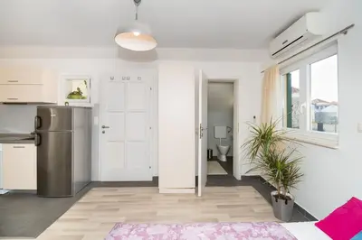 Kuhinja ili čajna kuhinja u objektu Apartment Lena city center near beach