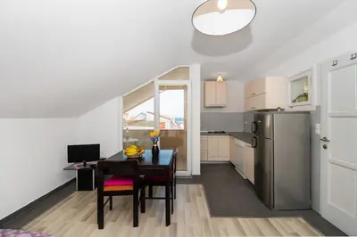 Kuhinja ili čajna kuhinja u objektu Apartment Lena city center near beach
