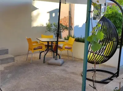 Popločani dio dvorišta ili vanjski dio objekta Holiday House Emma