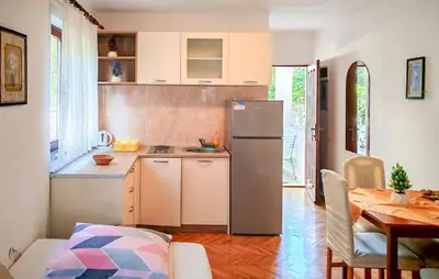 Kuhinja ili čajna kuhinja u objektu Pet Friendly Apartment In Vodice With Wifi