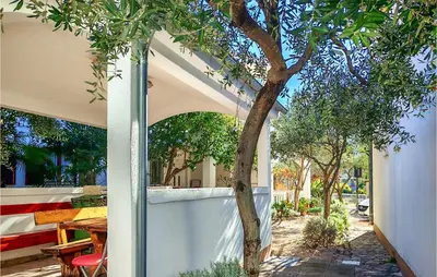 Vrt u objektu 2 Bedroom Beautiful Apartment In Vodice