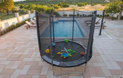 Bazen u objektu Amazing Home In Primosten ili u blizini