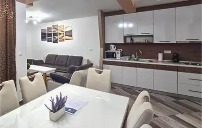 Kuhinja ili čajna kuhinja u objektu 2 Bedroom Stunning Apartment In Vodice