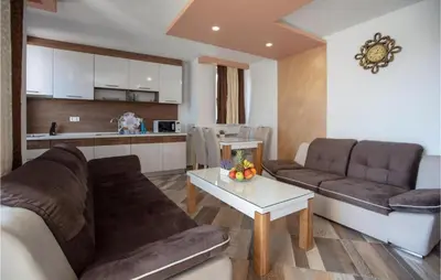 Kuhinja ili čajna kuhinja u objektu 1 Bedroom Stunning Apartment In Vodice