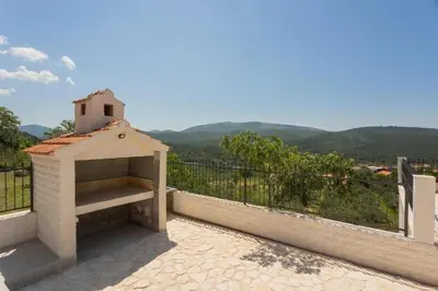 Pogled na planine ili pogled na planine iz vikendica