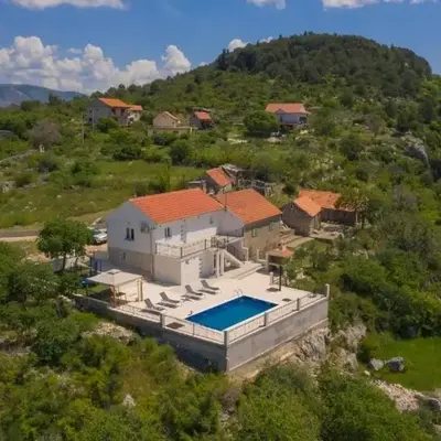 Family friendly house with a swimming pool Vrpolje