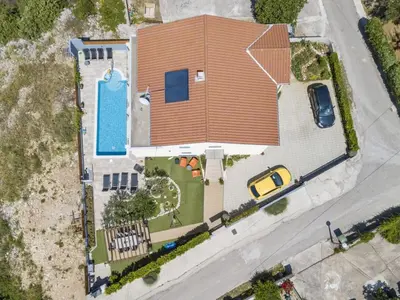 Bazen u objektu Two Bedroom apartment with Terrace Cvita A2 ili u blizini