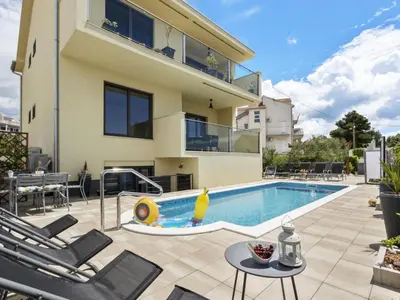 Bazen u objektu Two Bedroom apartment with Terrace Cvita A2 ili u blizini