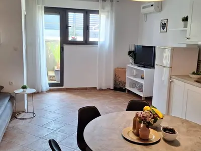 Kuhinja ili čajna kuhinja u objektu Two Bedroom apartment with Terrace Cvita A2
