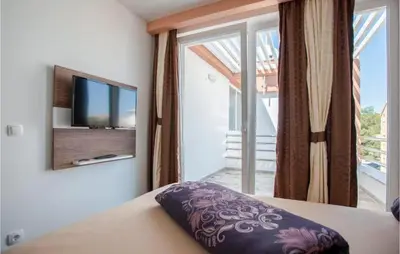 TV i/ili zabavni centar u objektu Cozy Apartment In Vodice With Wifi