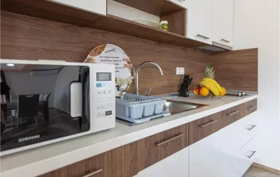 Kuhinja ili čajna kuhinja u objektu Cozy Apartment In Vodice With Wifi