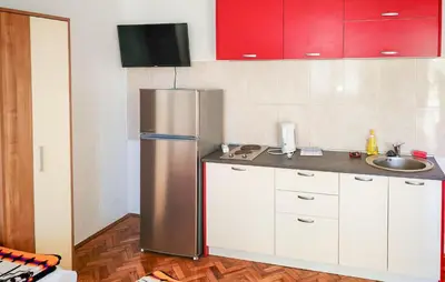 Kuhinja ili čajna kuhinja u objektu 1 Bedroom Gorgeous Apartment In Vodice