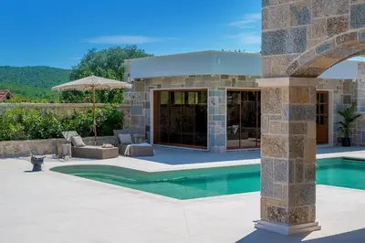 Bazen u objektu Glass Gym, Tennis, Spa & Pool James Bond Mansion ili u blizini