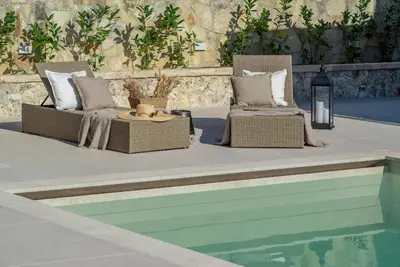 Bazen u objektu Glass Gym, Tennis, Spa & Pool James Bond Mansion ili u blizini