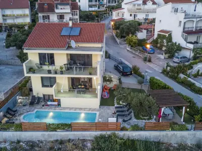 Bazen u objektu Two Bedroom Apartment with Balcony and Sea View Roza A1 ili u blizini