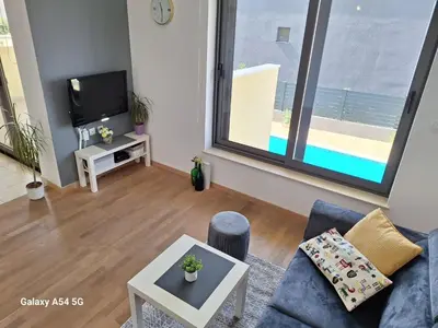 TV i/ili zabavni centar u objektu Two Bedroom Apartment with Balcony and Sea View Roza A1