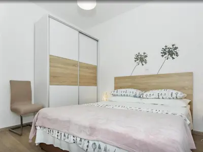 Krevet ili kreveti u jedinici u objektu Two Bedroom Apartment with Balcony and Sea View Roza A1