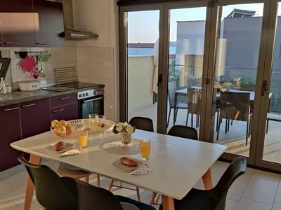 Kuhinja ili čajna kuhinja u objektu Two Bedroom Apartment with Balcony and Sea View Roza A1