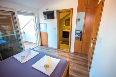 TV i/ili zabavni centar u objektu Apartments and Rooms Skalinada