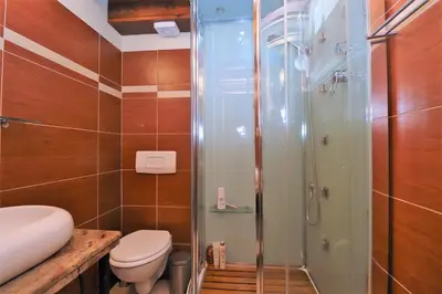 Kupaonica u objektu Downtown stone house