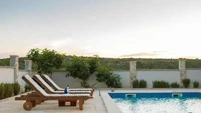 Bazen u objektu Holiday home Rozara by Villas Guide ili u blizini