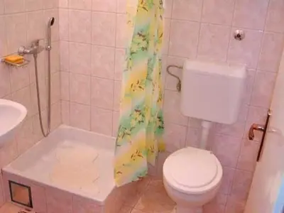 Kupaonica u objektu Holiday Home Sunara mit Terrasse und Kinderpool by Interhome