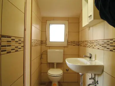 Kupaonica u objektu Apartment Gemütliche Ferienwohnung Emil by Interhome
