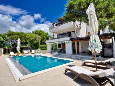 Bazen u objektu Holiday Home Charmante und luxuriöse Villa La Casa del capitano by Interhome ili u blizini