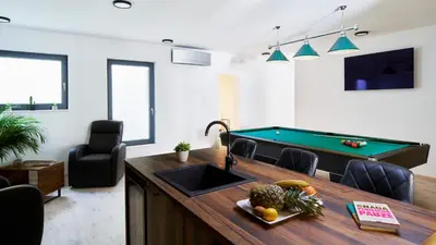 Stol za biljar u objektu Villa Infinity View by Villas Guide