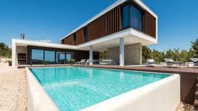 Bazen u objektu Villa Sunray by Villas Guide ili u blizini