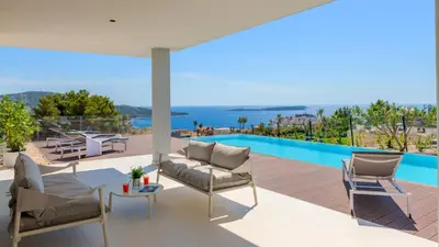 Bazen u objektu Villa Sunray by Villas Guide ili u blizini
