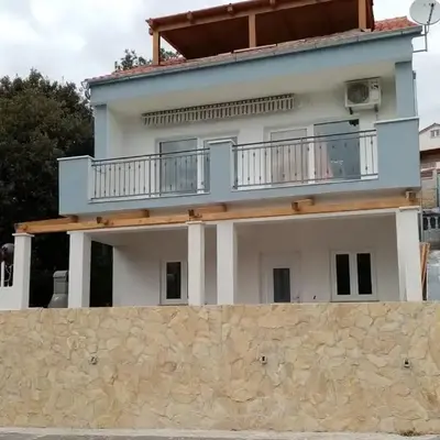 Apartments by the sea Grebastica