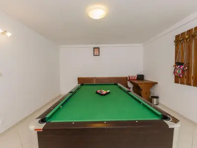 Stol za biljar u objektu Holiday Home Strandnahes Ferienhaus mit Garten in Ražanj by Interhome