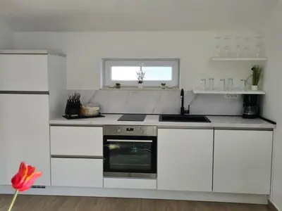 Kuhinja ili čajna kuhinja u objektu Holiday Home Modernes Ferienhaus mit eigenem Pool und Meerblick by Interhome