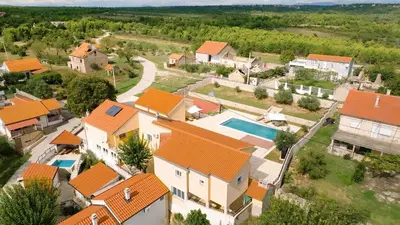 Bazen u objektu Villa Manda ili u blizini