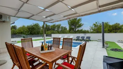 Bazen u objektu Villa Shaula 1 by Villas Guide ili u blizini