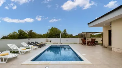Bazen u objektu Villa Shaula 1 by Villas Guide ili u blizini