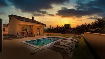 Bazen u objektu Villa Shaula 1 by Villas Guide ili u blizini