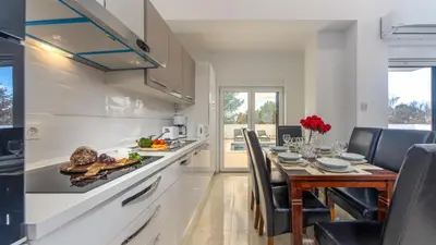 Kuhinja ili čajna kuhinja u objektu Villa Shaula 1 by Villas Guide