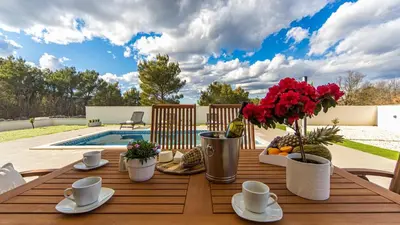 Bazen u objektu Villa Shaula 1 by Villas Guide ili u blizini