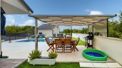 Bazen u objektu Villa Shaula 2 by Villas Guide ili u blizini