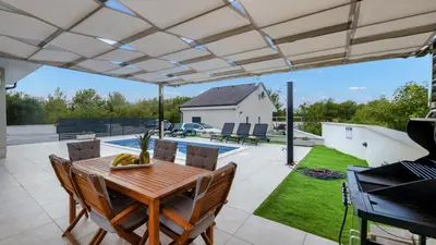 Popločani dio dvorišta ili vanjski dio objekta Villa Shaula 2 by Villas Guide