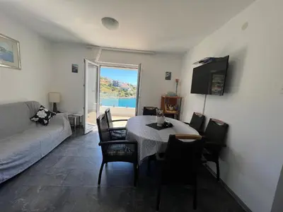 TV i/ili zabavni centar u objektu Sunny apartments right by the sea