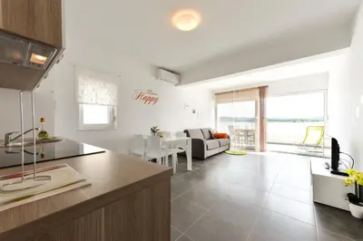 Kuhinja ili čajna kuhinja u objektu Family apartment by the sea Happy people