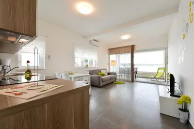Kuhinja ili čajna kuhinja u objektu Family apartment by the sea Happy people