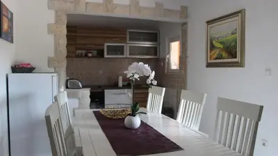 Kuhinja ili čajna kuhinja u objektu Holiday home Nadalina by Villas Guide