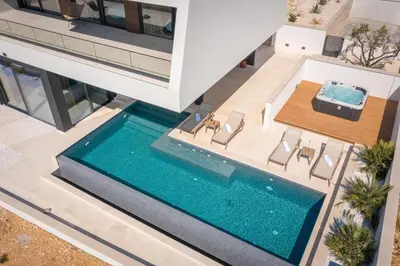 Bazen u objektu Villa Oliva ZadarVillas ili u blizini