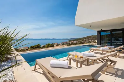 Bazen u objektu Villa Oliva ZadarVillas ili u blizini